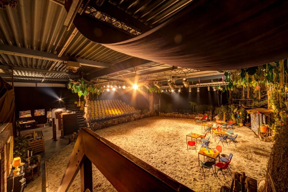 Binnen bij theater vrij zijn met zand op de grond